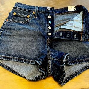 NWT Women’s Levi’s 501 Jean shorts (size 27)